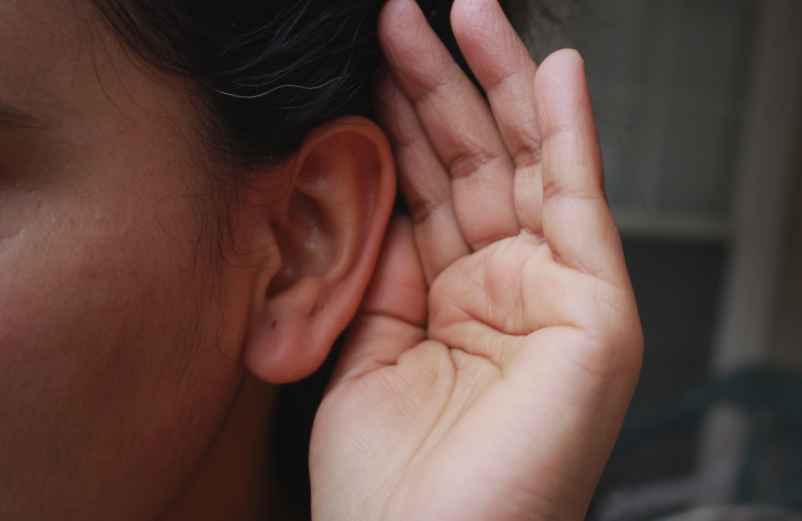 Utiliser de l'eau chaude pour l’élimination rapide du bouchon dans les oreilles